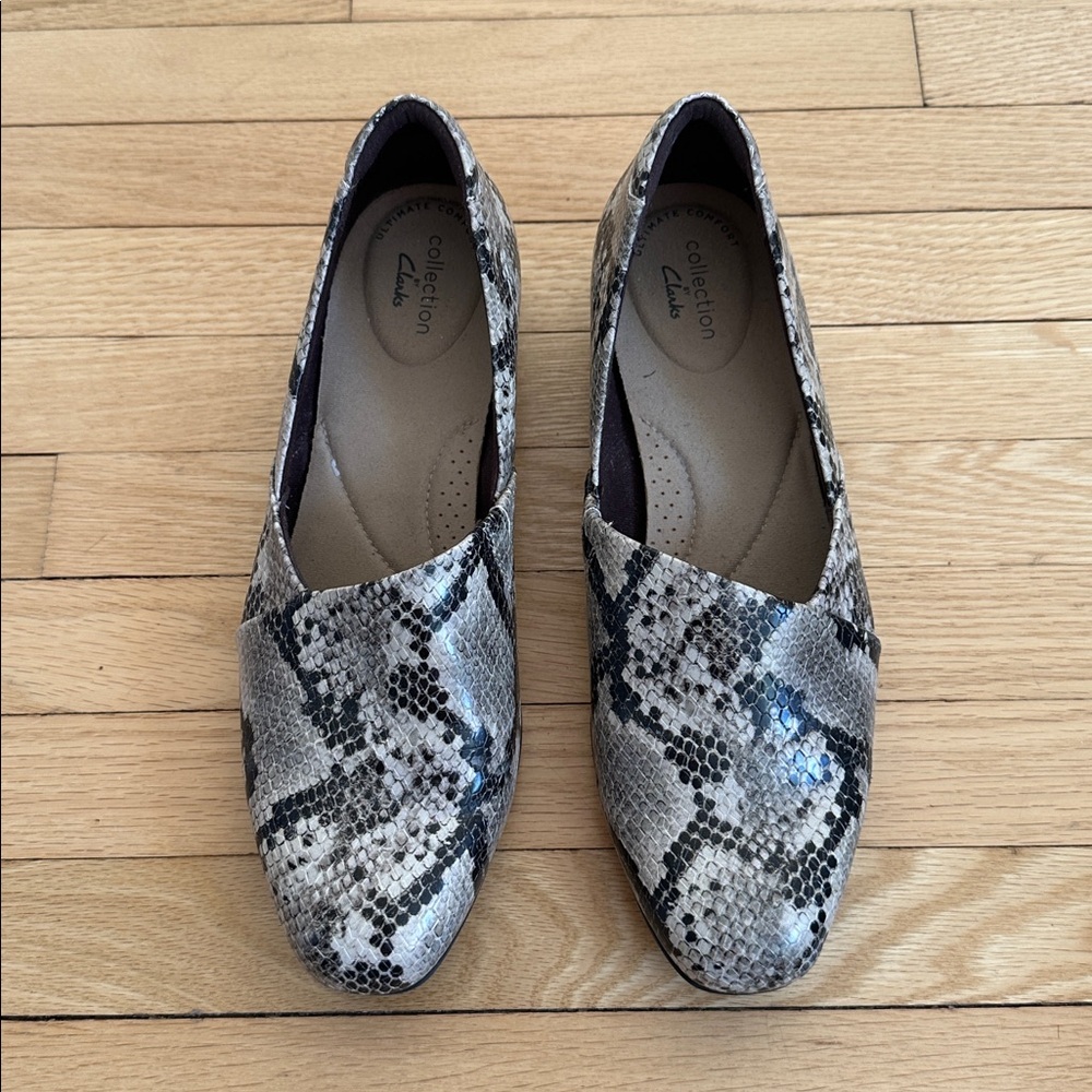5 for $25 // Clark’s snakeskin women’s loafers size 8 medium